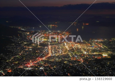 【広島県】灰ヶ峰展望台から見た呉市街地の夜景（中四国三大夜景） 138319660