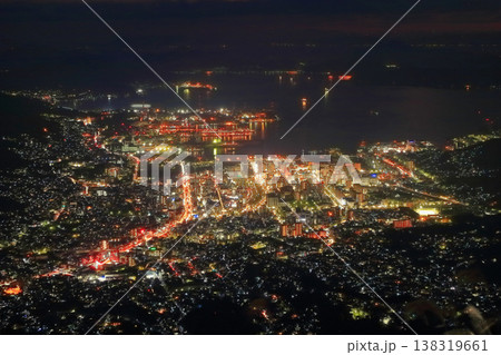 【広島県】灰ヶ峰展望台から見た呉市街地の夜景（中四国三大夜景） 138319661