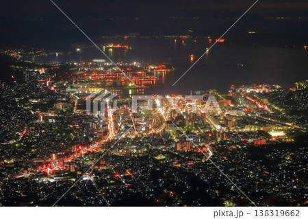 【広島県】灰ヶ峰展望台から見た呉市街地の夜景（中四国三大夜景） 138319662
