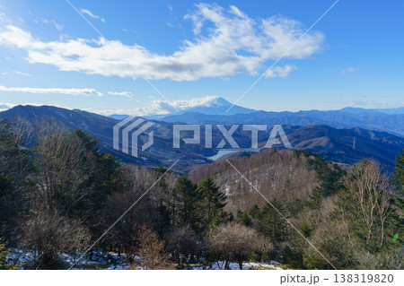 初冬の大菩薩嶺から望む富士山 日本百名山の雄大な山岳風景 138319820