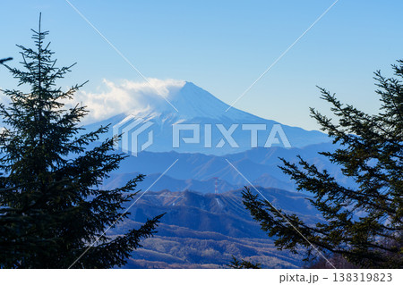 初冬の大菩薩嶺から望む富士山 日本百名山の雄大な山岳風景 138319823