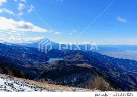 初冬の大菩薩嶺から望む富士山 日本百名山の雄大な山岳風景 138319829