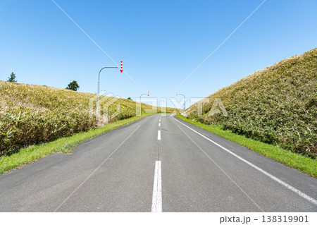 夏の北海道　どこまでも続く道（イメージ） 138319901