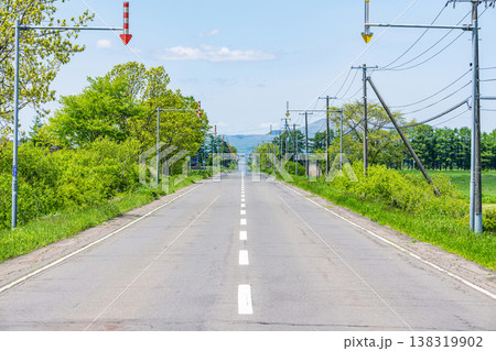 夏の北海道　どこまでも続く長い道（イメージ） 138319902
