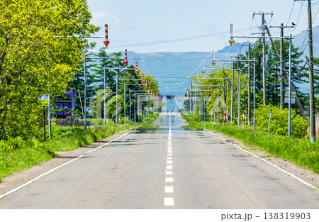 夏の北海道　どこまでも続く長い道（イメージ） 138319903