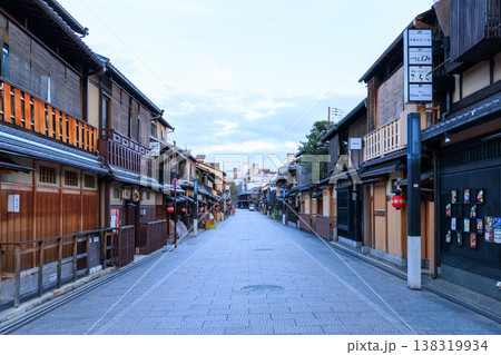 京都祇園の花見小路 (京都府京都市東山区) 138319934