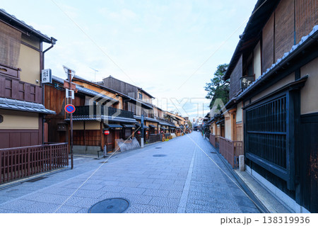 京都祇園の花見小路 (京都府京都市東山区) 138319936