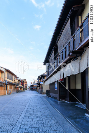 京都祇園の花見小路 (京都府京都市東山区) 138319958