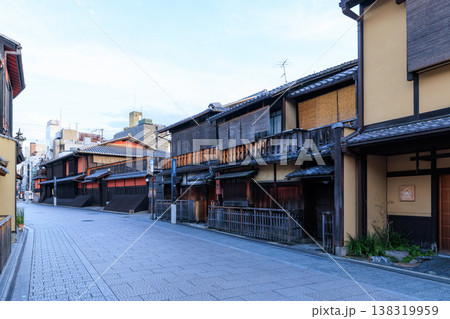 京都祇園の花見小路 (京都府京都市東山区) 138319959
