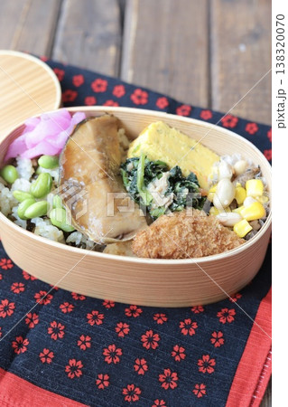 鰤の照り焼きと枝豆塩昆布ごはんの和食弁当 138320070