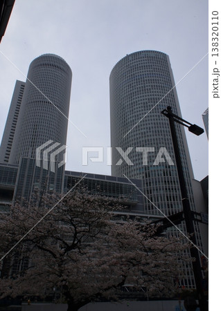 ビルに囲まれた都市風景 138320110