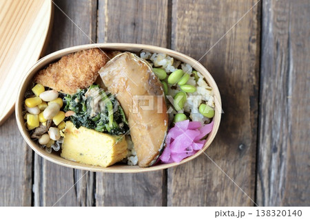 鰤の照り焼きと枝豆塩昆布ごはんの和食弁当 138320140