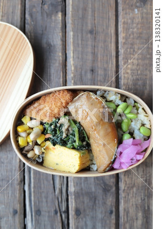 鰤の照り焼きと枝豆塩昆布ごはんの和食弁当 138320141
