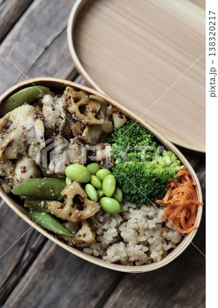 マスタードチキンとたっぷり野菜の500キロカロリー以下のヘルシー弁当 マスタードチキンとたっぷり野菜の500キロカロリー以下のヘルシー弁当 138320217