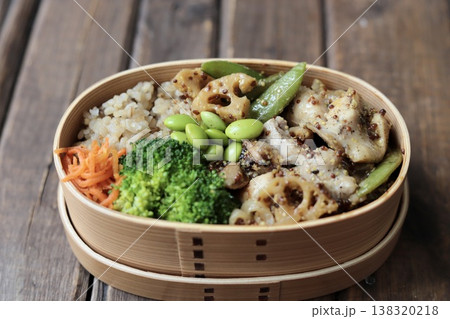 マスタードチキンとたっぷり野菜の500キロカロリー以下のヘルシー弁当 マスタードチキンとたっぷり野菜の500キロカロリー以下のヘルシー弁当 138320218