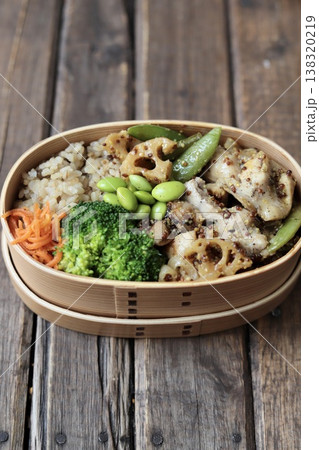 マスタードチキンとたっぷり野菜の500キロカロリー以下のヘルシー弁当 マスタードチキンとたっぷり野菜の500キロカロリー以下のヘルシー弁当 138320219