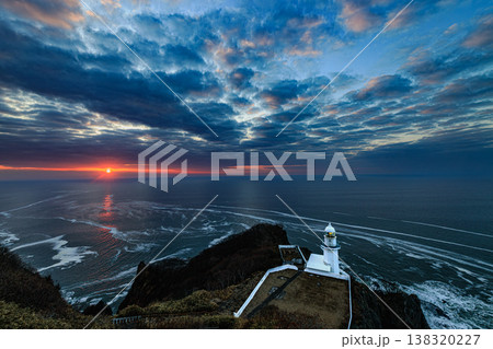 地球岬の夜明け 朝焼けに染まる海と灯台 北海道室蘭の絶景 138320227