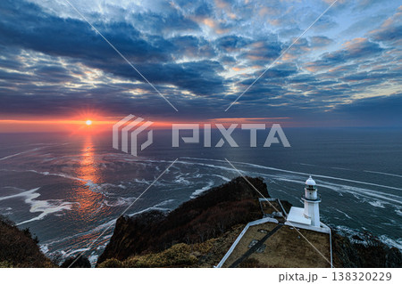 地球岬の朝焼け 海に伸びる光と灯台が織りなす幻想的な風景 138320229