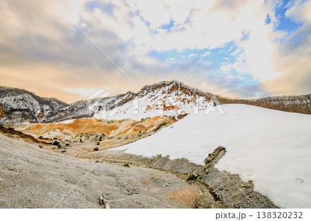 北海道・登別地獄谷 雪と硫黄の大地に湧き上がる噴気と温泉の風景 北海道・登別地獄谷 雪と硫黄の大地に湧き上がる噴気と温泉の風景 138320232