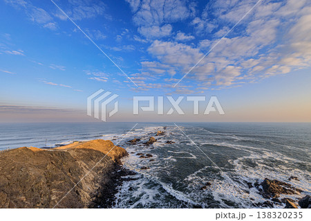 北海道・襟裳岬の夕景 岩場と白波が続くダイナミックな海岸風景 北海道・襟裳岬の夕景 岩場と白波が続くダイナミックな海岸風景 138320235