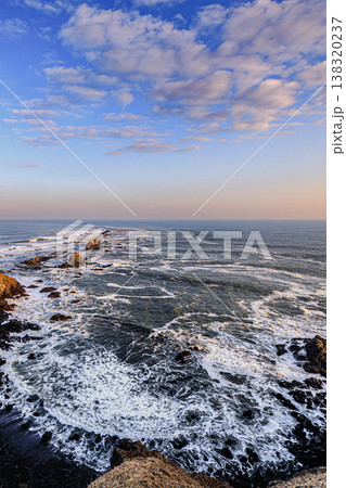 夕暮れの襟裳岬 荒々しい海と空のグラデーション風景 夕暮れの襟裳岬 荒々しい海と空のグラデーション風景 138320237