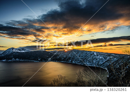 雲と光が描く摩周湖の朝景 阿寒摩周国立公園の冬の風景 138320261