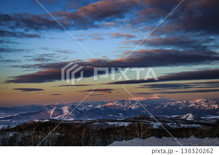 朝焼けに染まる冬の山々と雲の表情 摩周第一展望台の絶景風景 朝焼けに染まる冬の山々と雲の表情 摩周第一展望台の絶景風景 138320262