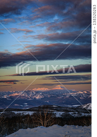 摩周第一展望台からの冬の朝景 空と雪山が織りなす幻想的な景色 138320263