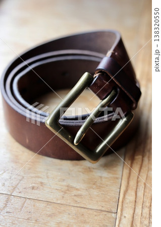 使い古しの茶色のレザーベルト 138320550