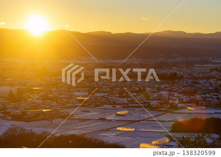 夕日に染まる雪国の街並み 日本の冬の田園風景 夕日に染まる雪国の街並み 日本の冬の田園風景 138320599