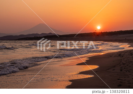 海・湘南平塚の夕景 海・湘南平塚の夕景 138320811