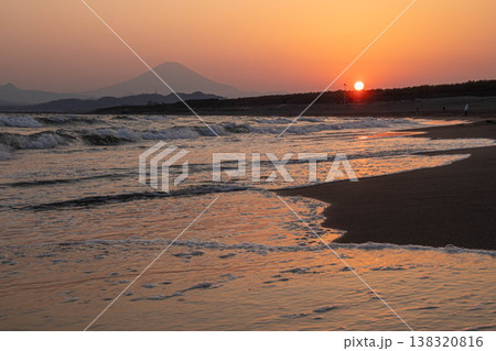 海・湘南平塚の夕景 海・湘南平塚の夕景 138320816