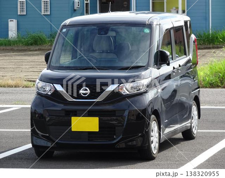 駐車場に停車する車 138320955