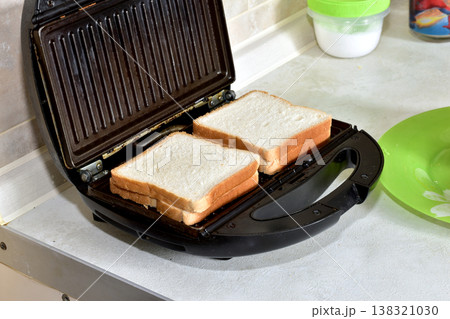Sandwich maker for making hot sandwiches. Sandwich maker for making hot sandwiches. 138321030