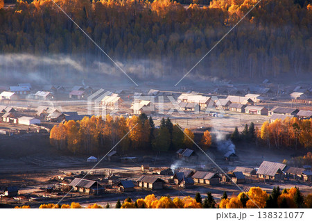 横に流れる霧が印象的な禾木村の秋の光景 138321077