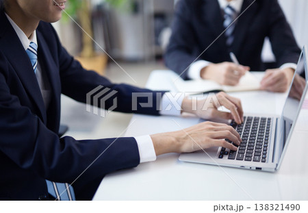 ミーティング中のビジネスマン 138321490