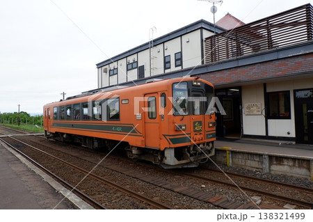 金木駅に停車する津軽21形気動車 138321499