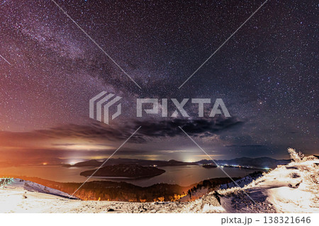 北海道・美幌峠の夜景 天の川と屈斜路湖を見下ろす絶景 北海道・美幌峠の夜景 天の川と屈斜路湖を見下ろす絶景 138321646