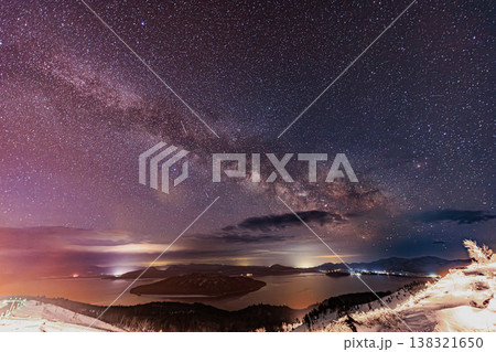 美幌峠の星空 天の川と雪景色に包まれた屈斜路湖の夜 138321650