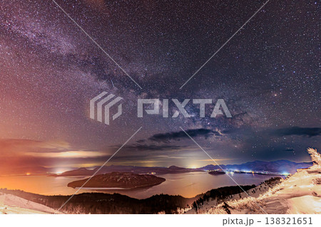 北海道・美幌峠から望む天の川と屈斜路湖の夜景 冬の絶景 北海道・美幌峠から望む天の川と屈斜路湖の夜景 冬の絶景 138321651