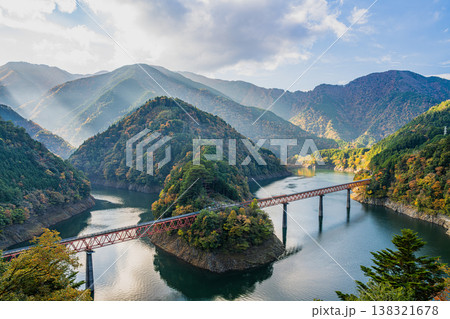川根本町の秋の奥大井湖上駅の風景(静岡県) 138321678