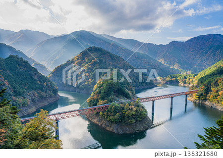 川根本町の秋の奥大井湖上駅の風景(静岡県) 138321680