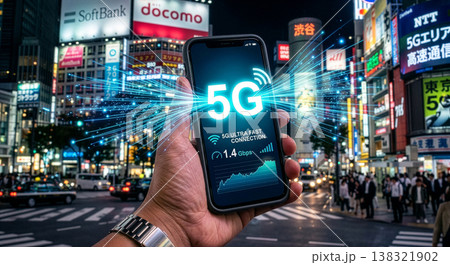 夜の都会で5G高速ネットワークに繋がるスマートフォンとネットワークのイメージ 138321902