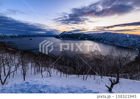 雪景色の摩周湖と朝焼けの空 北海道の静寂な冬の夜明け 138321945