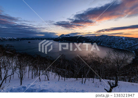 雪の斜面と摩周湖 朝焼けに染まる北海道の大自然 138321947