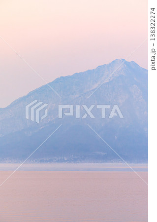 北海道・支笏湖の朝 淡いグラデーションが美しい湖の風景 北海道・支笏湖の朝 淡いグラデーションが美しい湖の風景 138322274