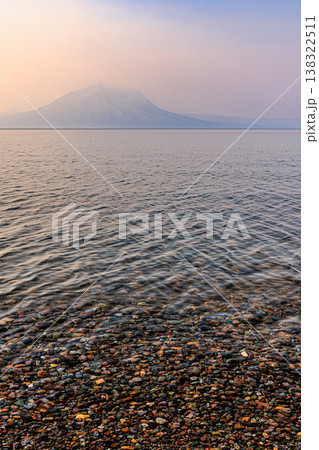 支笏湖の夜明け 透明な湖面と玉石越しに望む幻想的な朝焼け 支笏湖の夜明け 透明な湖面と玉石越しに望む幻想的な朝焼け 138322511