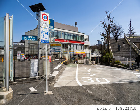 生活道路対策が施された区域の入口　【ゾーン30】の標識 138322719