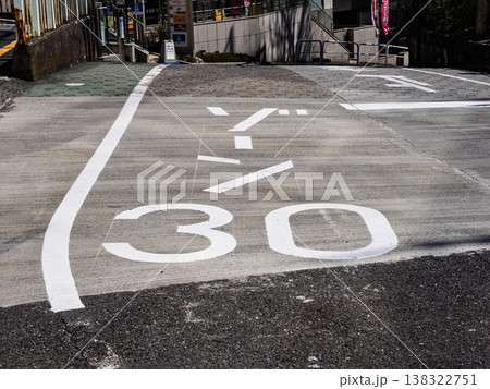 生活道路対策が施された区域の入口 【ゾーン30】の路面標示 生活道路対策が施された区域の入口 【ゾーン30】の路面標示 138322751