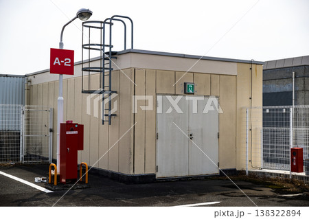 屋上の　非常階段入口 138322894